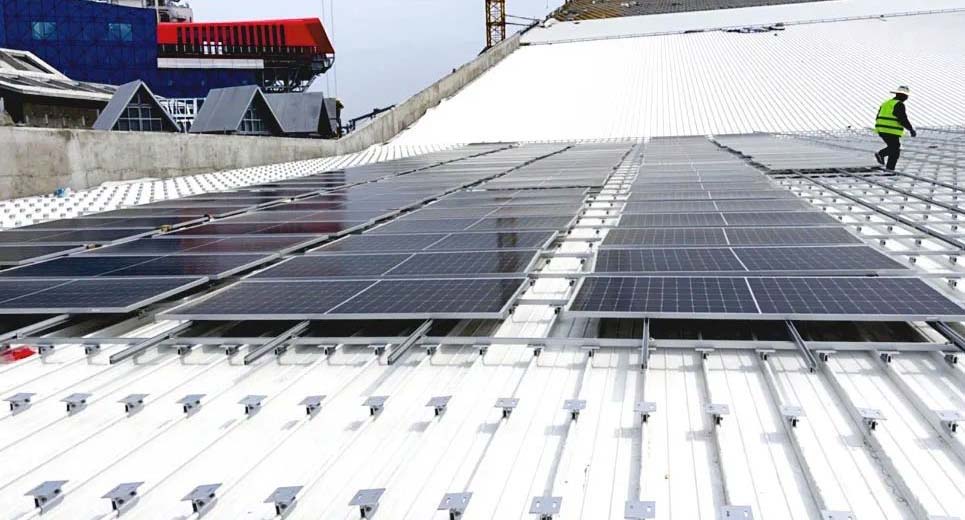 Chantier : Pose de panneaux solaires sur le toit